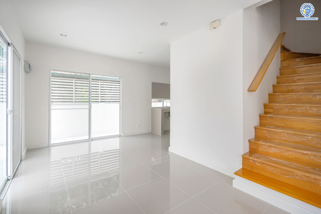 บ้านมือสองตกแต่งใหม่ ม.พลีโน่ ปิ่นเกล้า-ราชพฤกษ์ ทาวน์เฮ้าส์ 2 ชั้นหลังมุม เนื้อที่ 29.2 ตร.ว. ฟังก์ชันจัดเต็ม 3 ห้องนอน 2 ห้องน้ำ จอดรถได้ 1 คัน พร้อมพื้นที่ใช้สอย 148 ตร.ม. การเดินทางสะดวก ใกล้วงเวียนพระรามห้า, The Walk และจุดขึ้นทางด่วน "ศรีรัช"